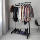 حامل ملابس مزدوج مع ارتفاع قابل للتعديل مزودة بأربع عجلات - penderie double tringle
